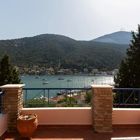 Natassa Penthouse Sea View 30m From Sea شقة